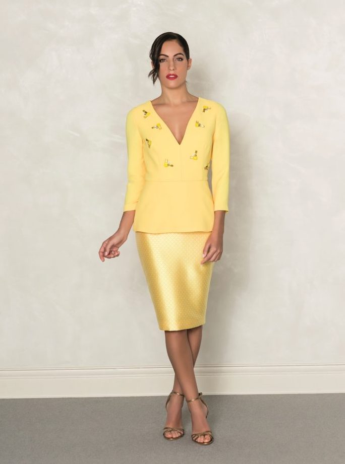 Vestido amarillo mostaza para invitadas de boda muy elegante confeccionado  en chifòn