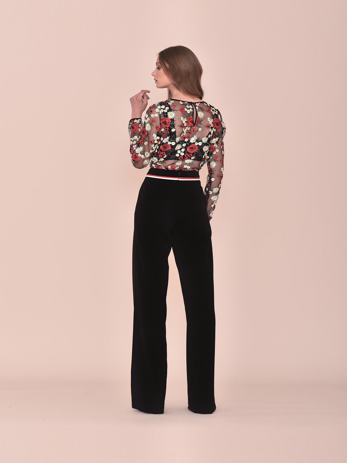Conjunto pantalón fiesta negro con top de transparencias con detalles florales 2020