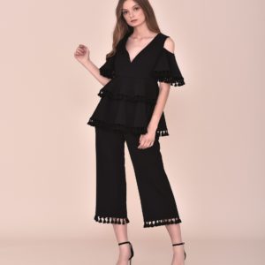 Conjunto pantalón negro con top con volantes con detalles madroños fiesta 2020