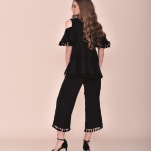 Conjunto pantalón negro con top con volantes con detalles madroños fiesta 2020 verano