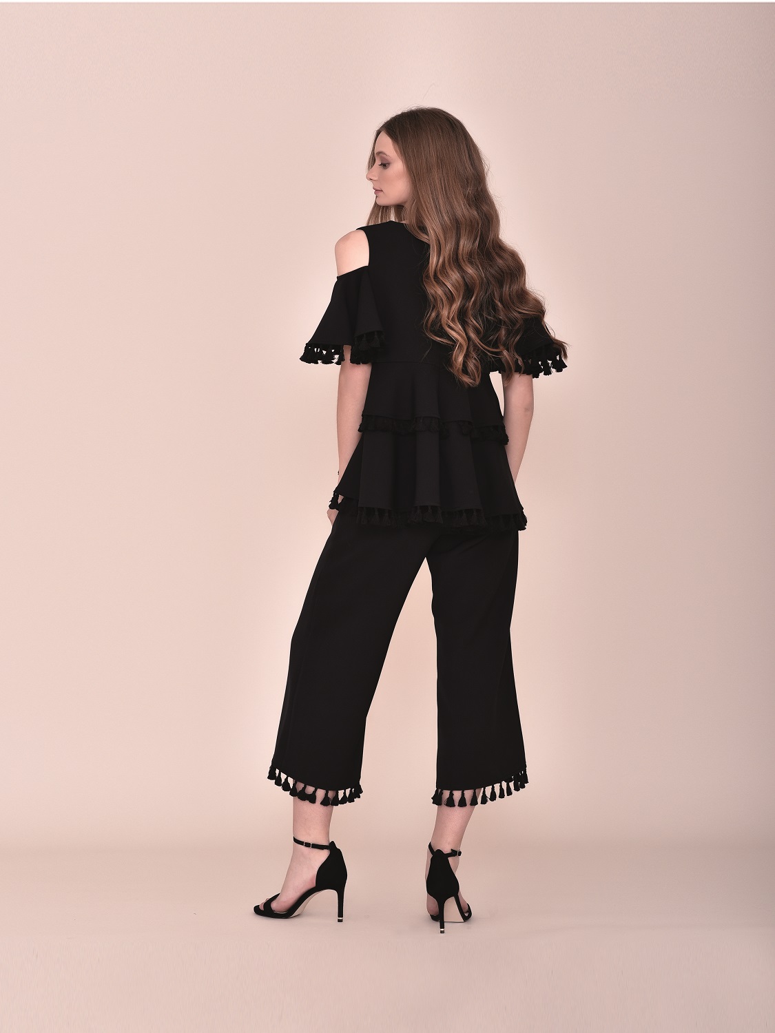 Conjunto pantalón negro con top con volantes con detalles madroños fiesta 2020 verano