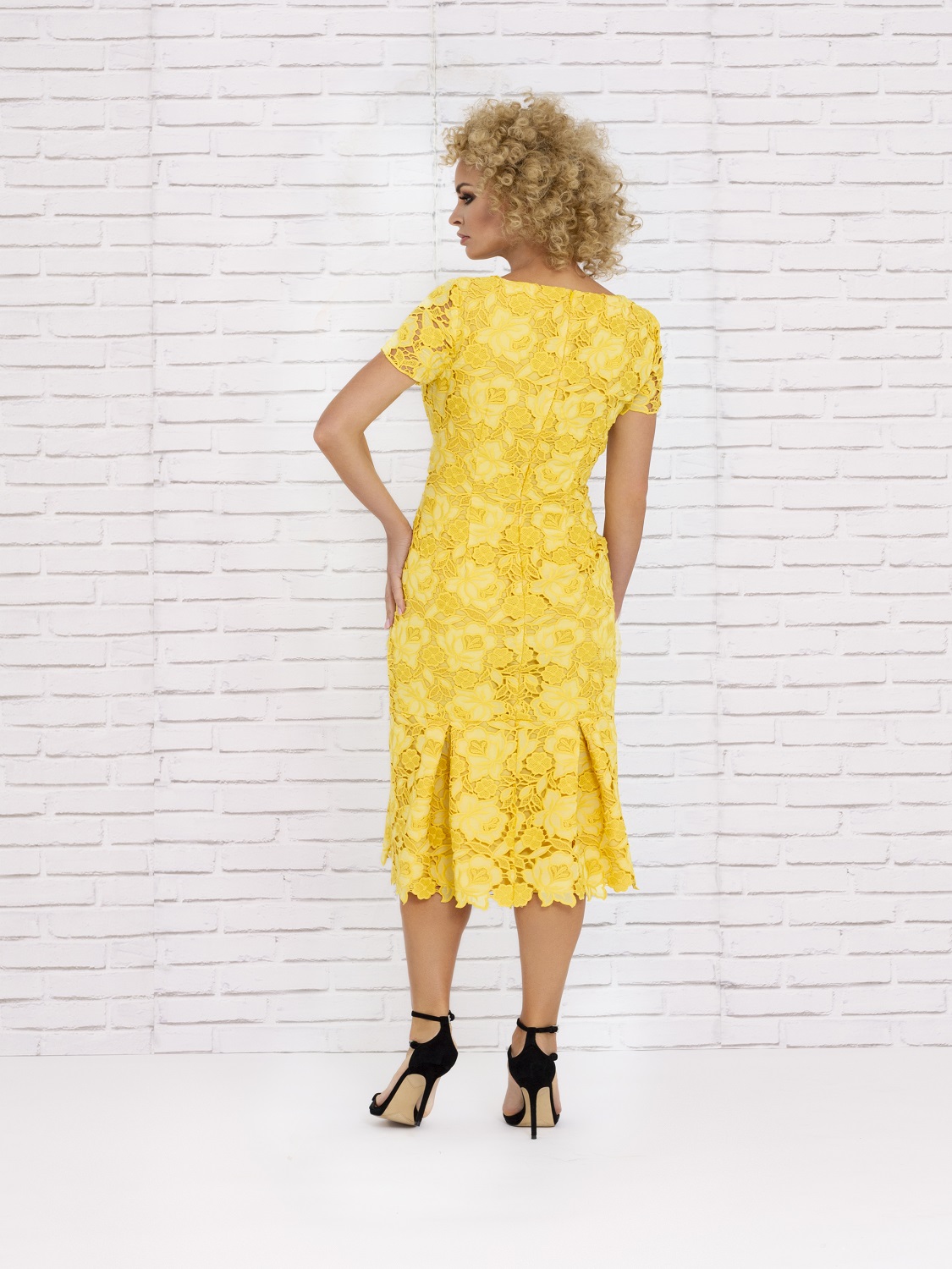 Vestido de cóctel corto amarillo verano