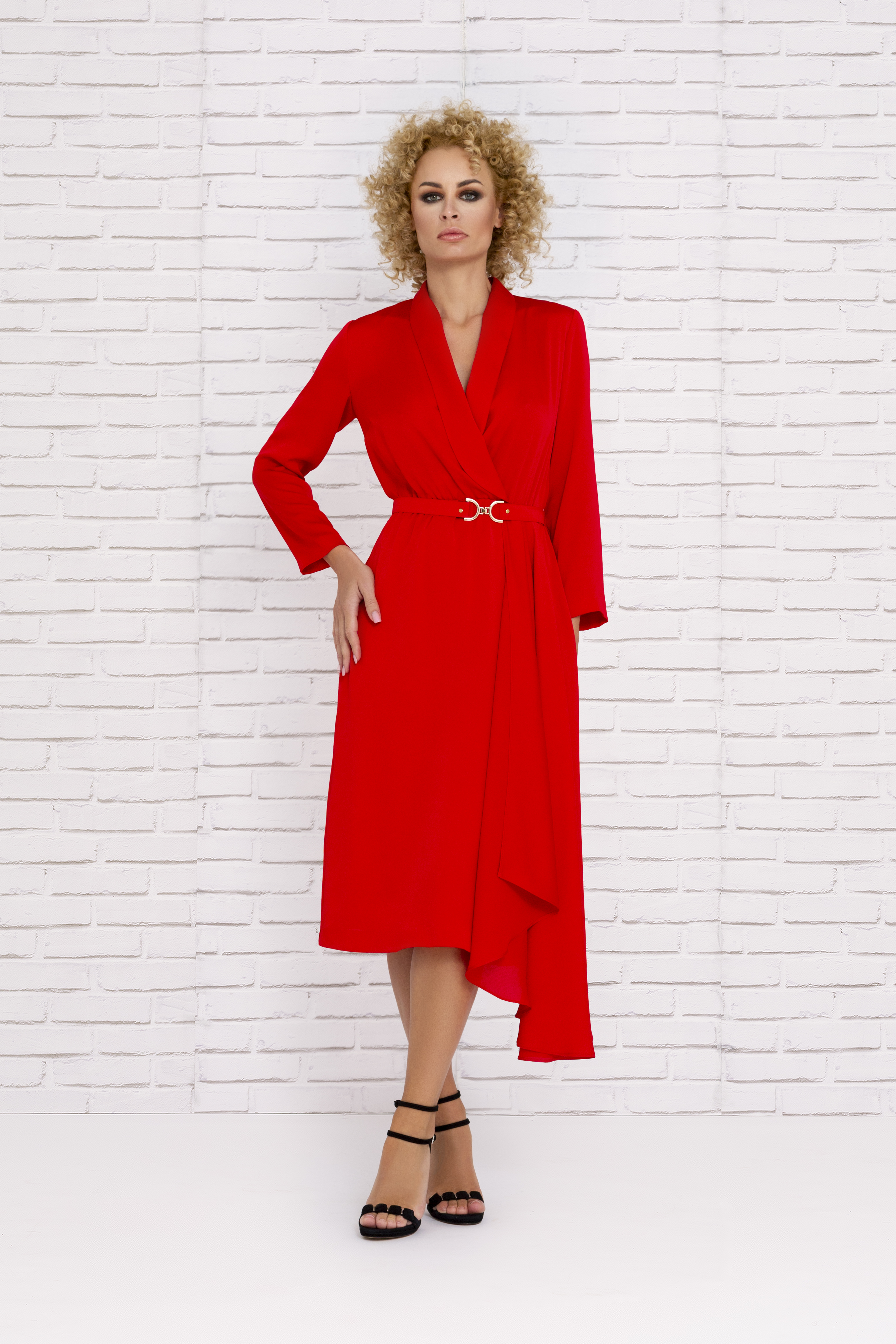 Vestido rojo de fiesta con corte asimétrico y mangas