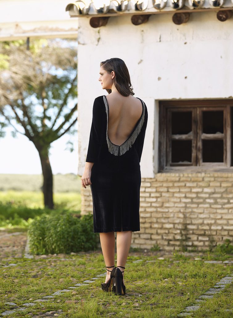 vestido terciopelo negro para invitadas