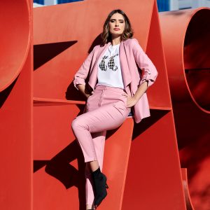 Elegante conjunto de chaqueta pantalón rosa empolvado