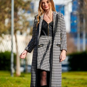 conjunto de abrigo largo y falda